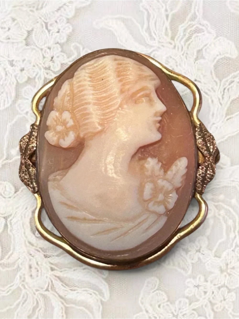 Vintage Shell Cameo Brooch Gold Tone Setting